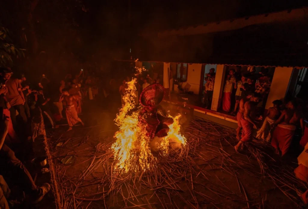 1 Kandanar kelan theyyam in fire